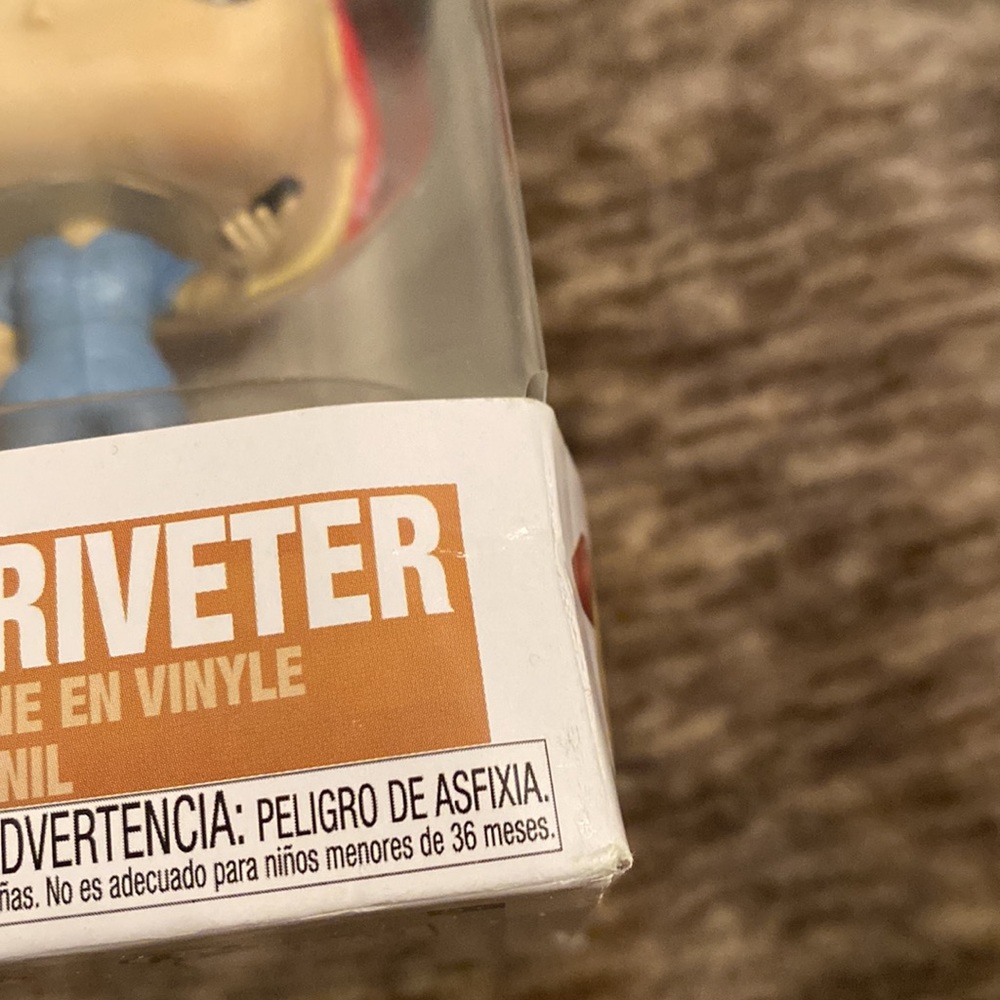 Funko POP Television Parks and Recreation Leslie The Riveter - Picture 3 of 8